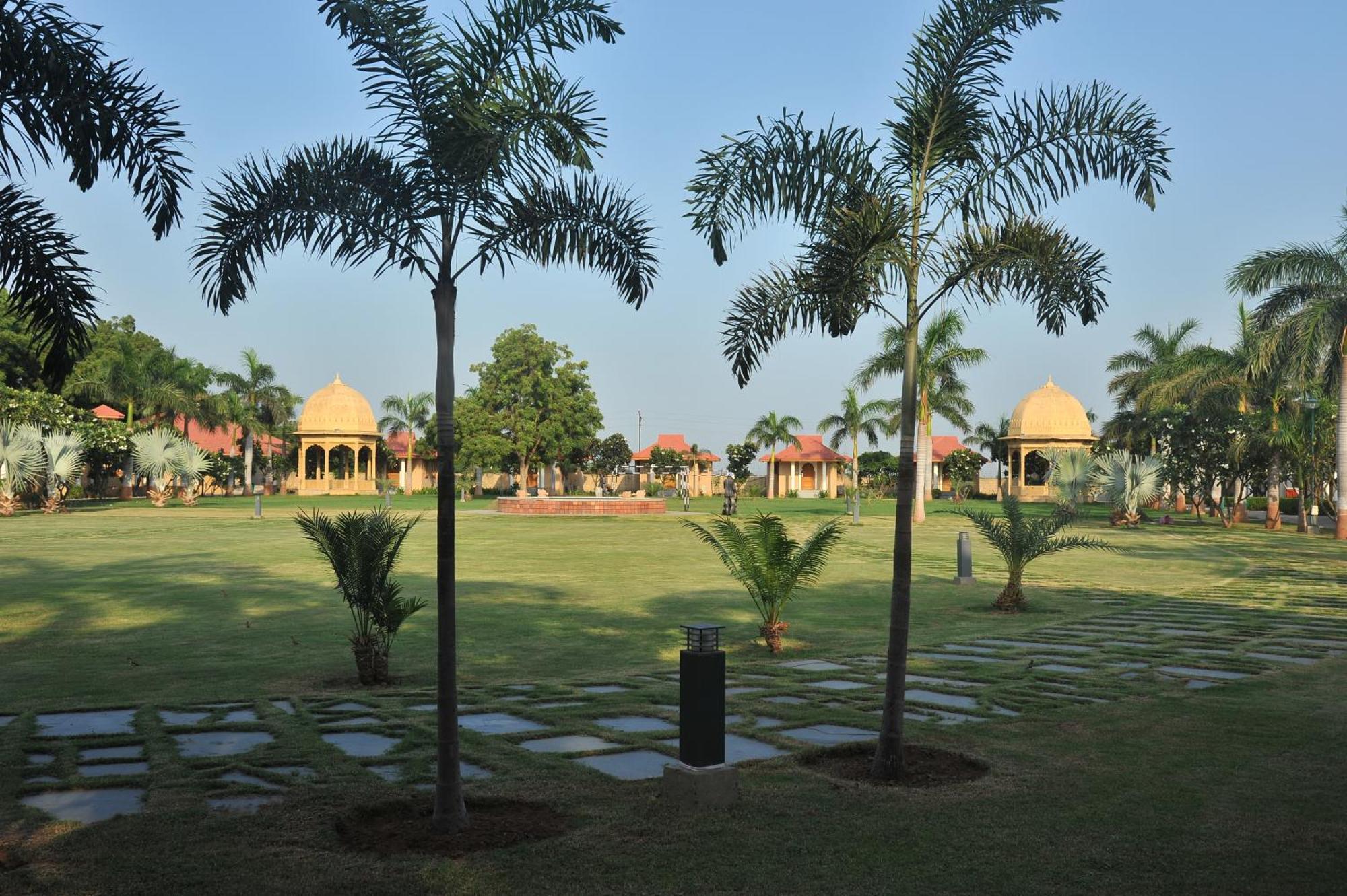 Holiday Resort & Spa A Unit Of S Poddar Group คานธีธรรม ภายนอก รูปภาพ
