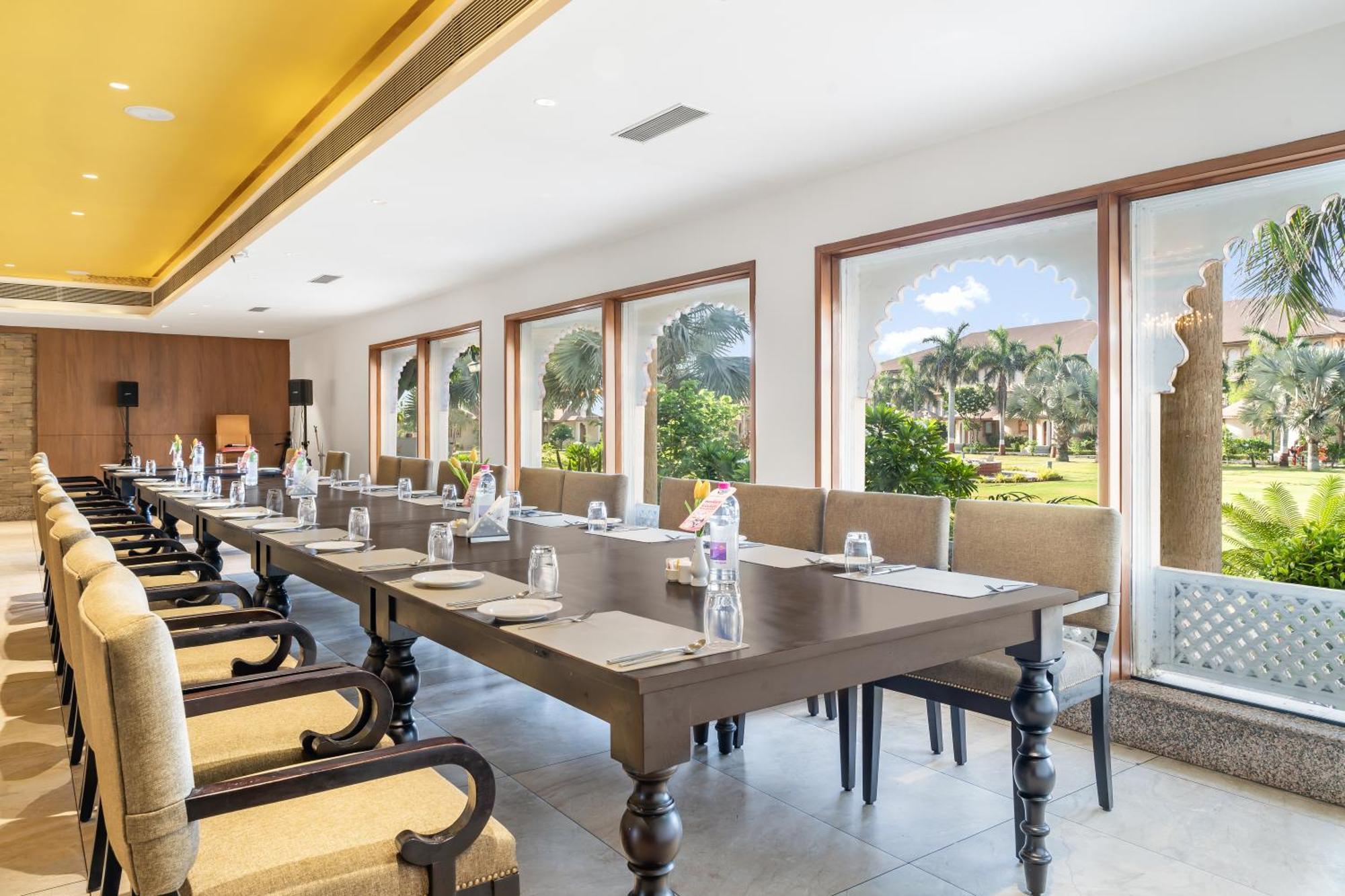 Holiday Resort & Spa A Unit Of S Poddar Group คานธีธรรม ภายนอก รูปภาพ
