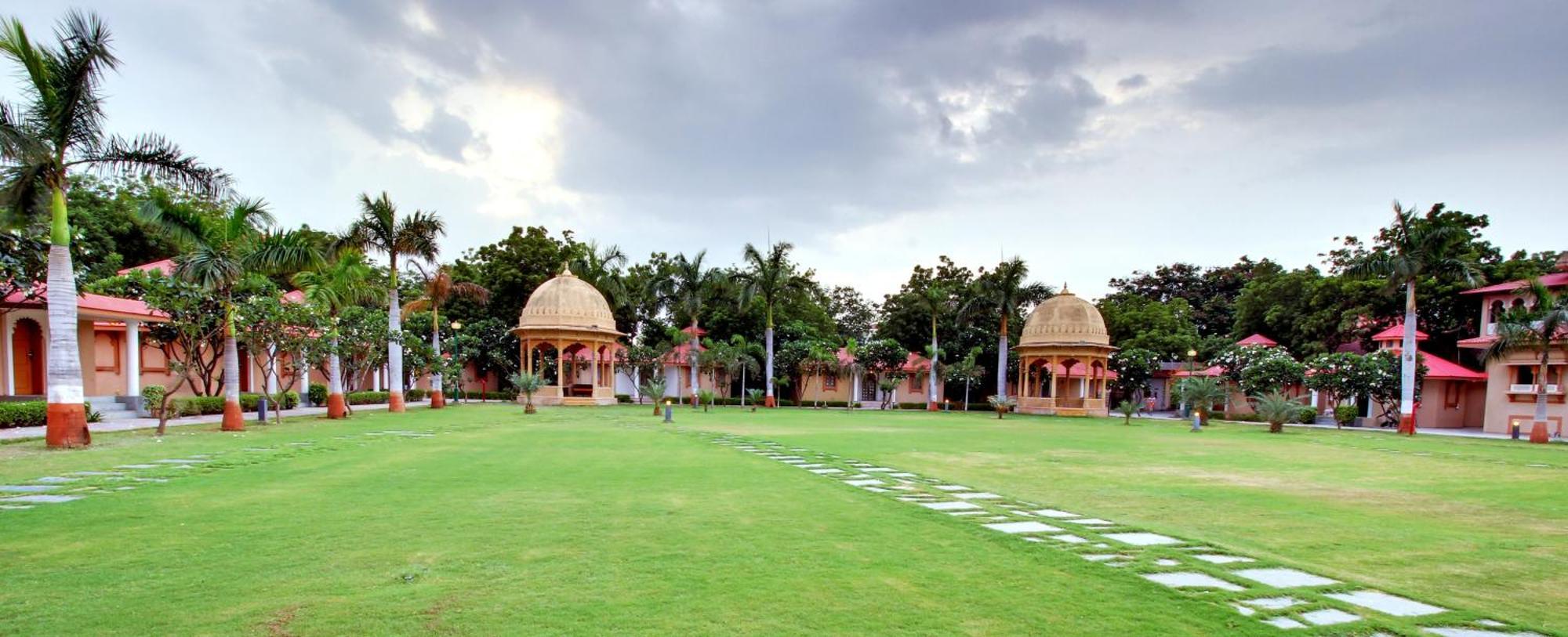 Holiday Resort & Spa A Unit Of S Poddar Group คานธีธรรม ภายนอก รูปภาพ